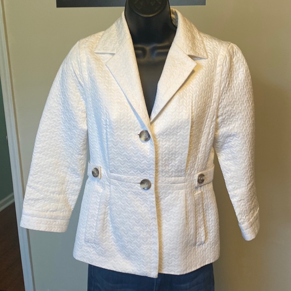 Banana Republic Jackets & Blazers - Pre-OWNED BANANA REPUBLIC WHITE SINGLE BREASTED JACKET